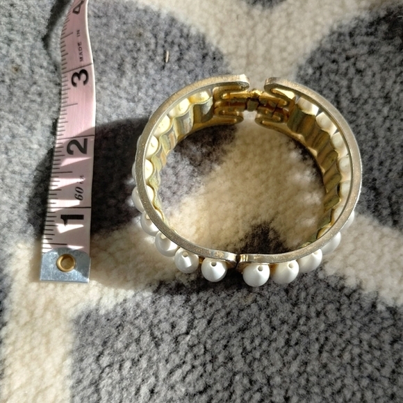 Vintage Mod White Lucite Beaded Hinged Cuff Bracelet - Picture 6 of 7